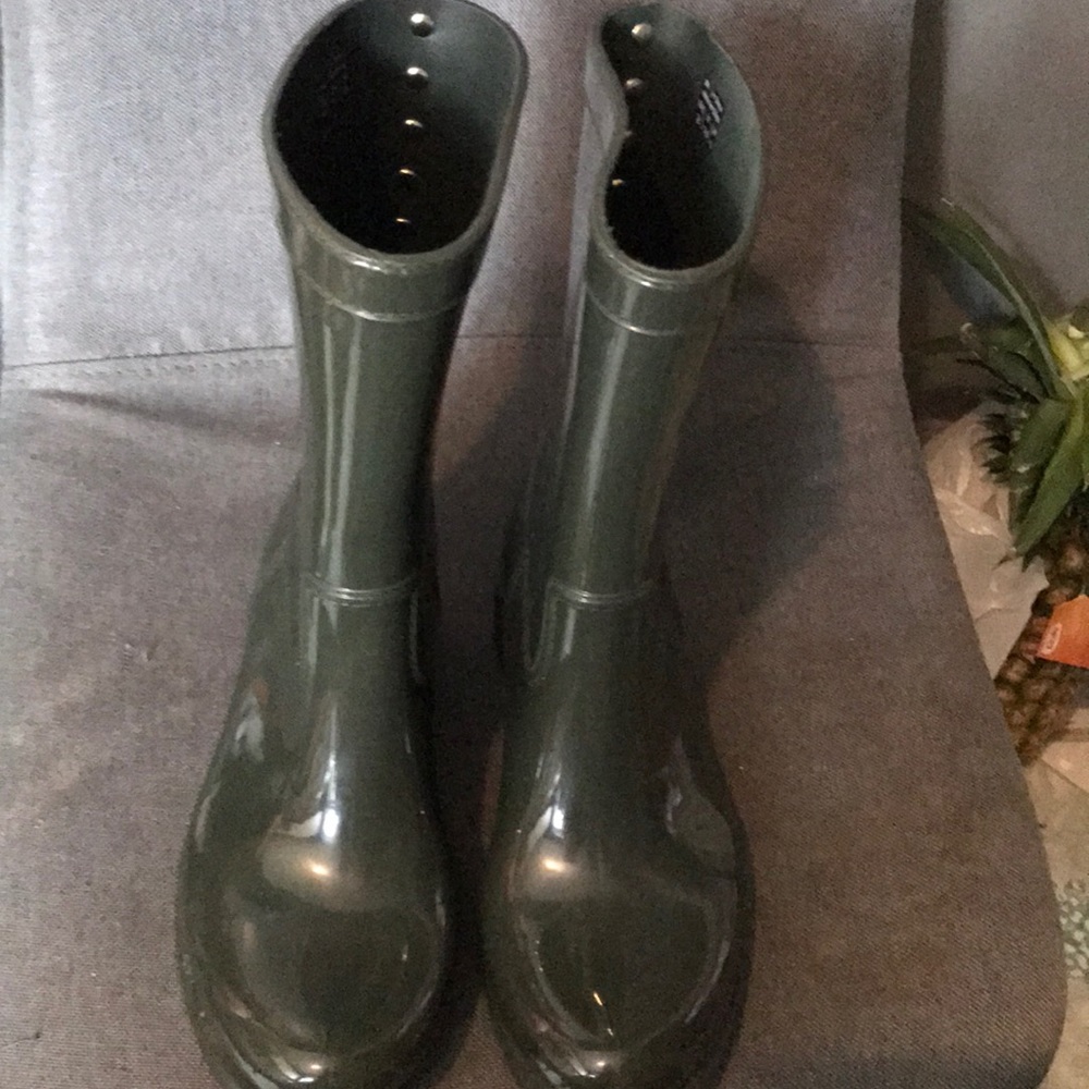 Raining boots green olive to be exact, brand new